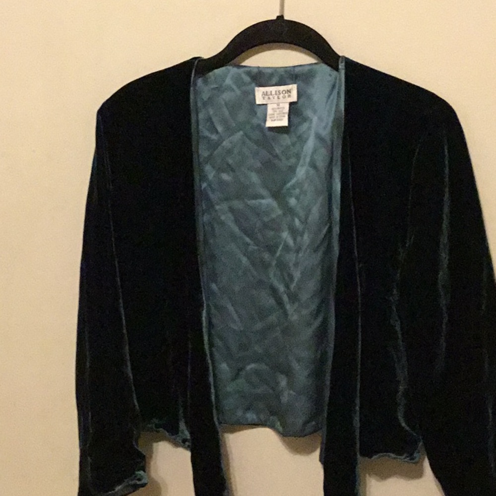 Allison Taylor shrug size M